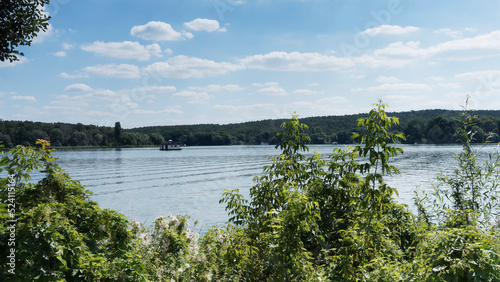 Einer einzigartigen Wasserlandschaft und Naturshutzgebiet rund um Berlin. Panoramablick auf die Flusslandschaft der Havel zwischen Breitehorn und Grunenwald photo