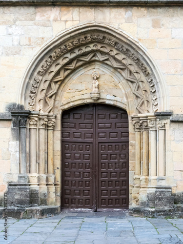 facade of the church of Santa Maria del Puerto in Santoña © cribea