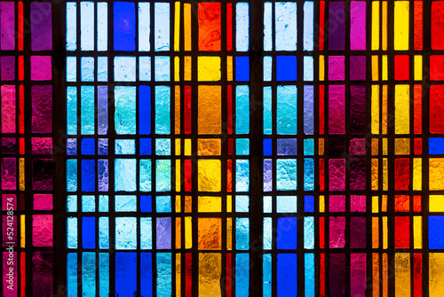 Photo Colorful stained glass window in modern design with blue, red, violet and yellow