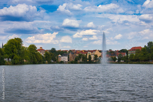 Großer Teich mit Springbrunnen, Fontäne in Altenburg, Thüringen, Deutschland