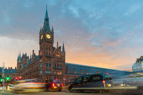 Bahnhof St Pancras in London am Abend photo