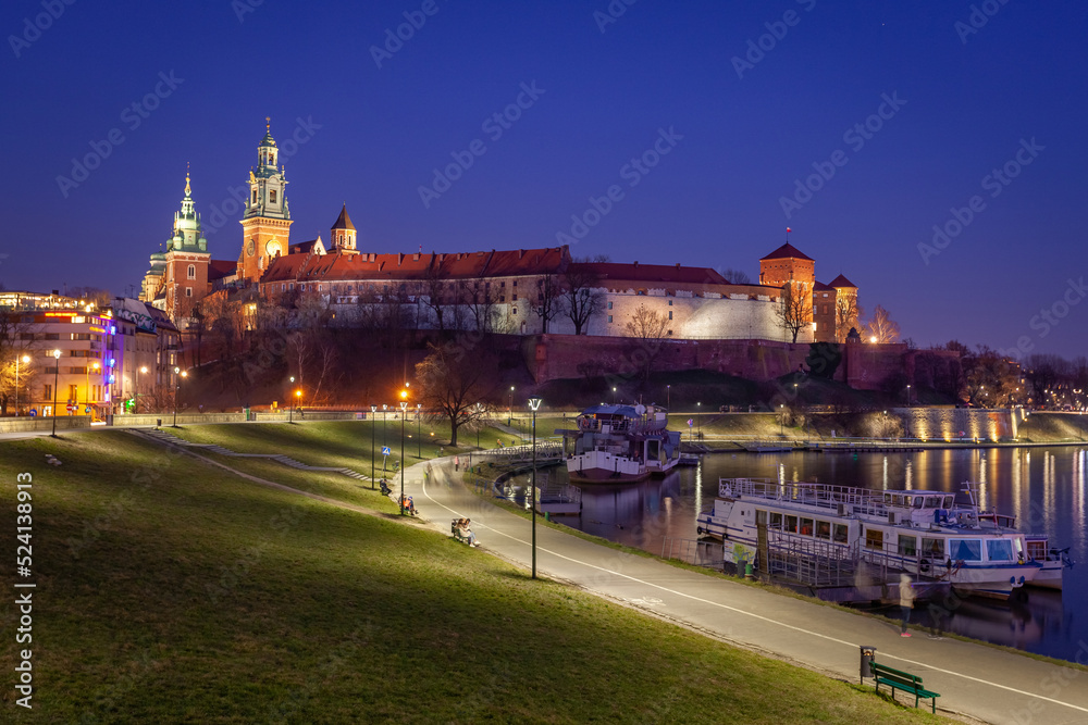 Obraz premium Krakow, Poland, Wawel Castle and Wawel cathedral over Vistula river in the night