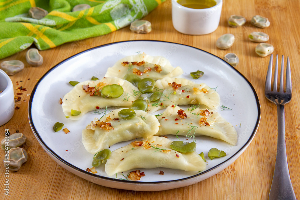 Domowe pierogi z nadzieniem z bobu. Wegetariańska wersja pierogów Domowe pierogi z nadzieniem z bobu. Wegetariańska wersja pierogów