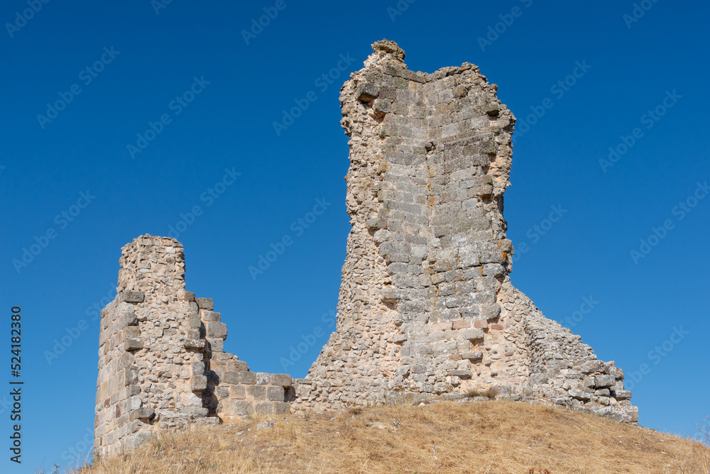 Restos en ruina del antiguo castillo de Lara de los Infantes en el Picón de Lara, Burgos. Tomada en agosto de 2022. - obrazy, fototapety, plakaty 