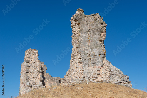 Restos en ruina del antiguo castillo de Lara de los Infantes en el Picón de Lara, Burgos. Tomada en agosto de 2022. photo