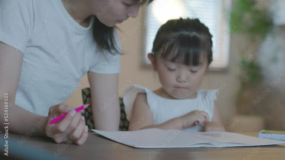 若いお母さんと3歳の娘 若いお母さんと3歳の娘