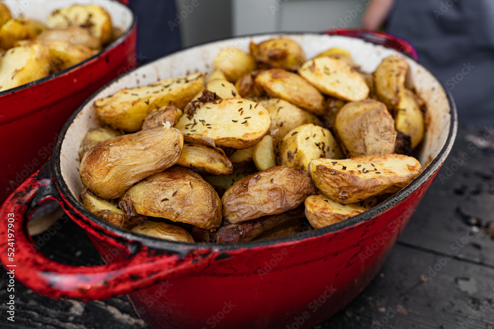 Topf mit Kartoffeln Topf mit Kartoffeln
