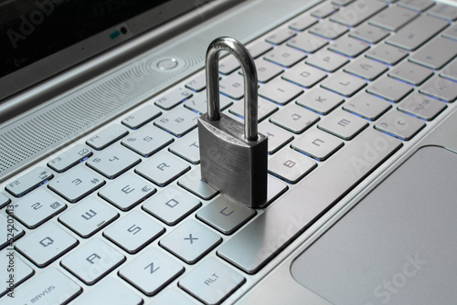 Fotografia Padlock with computer keyboard. Internet and computer security