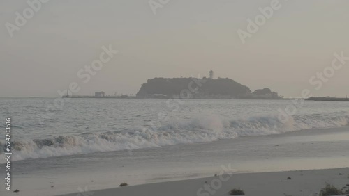 七里ヶ浜から見る夕焼けに染まった江ノ島