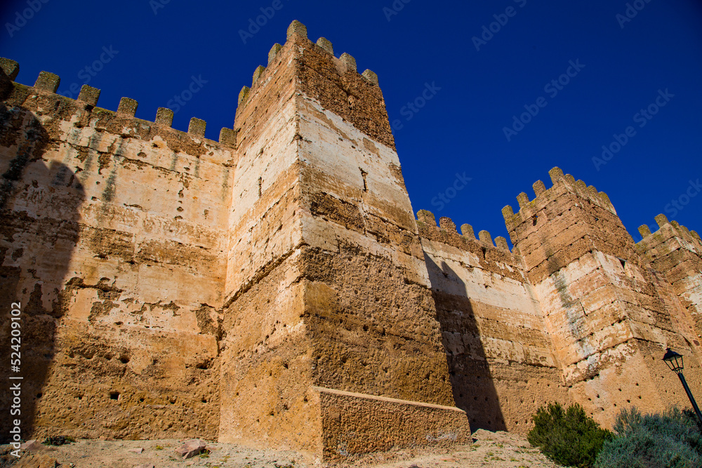 Castillo fortaleza con torres en muralla y gran torre interior del pueblo Baños de encina Castillo fortaleza con torres en muralla y gran torre interior del pueblo Baños de encina
