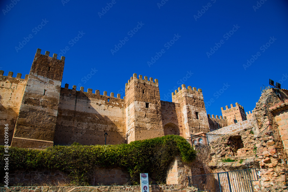 Castillo fortaleza con torres en muralla y gran torre interior del pueblo Baños de encina