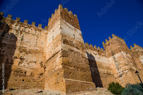 Castillo fortaleza con torres en muralla y gran torre interior del pueblo Baños de encina © Carlos Lorite