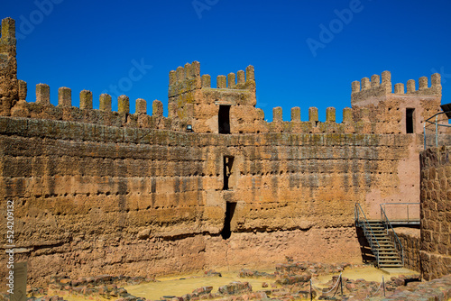 Obraz na płótnie Castillo fortaleza con torres en muralla y gran torre interior del pueblo Baños