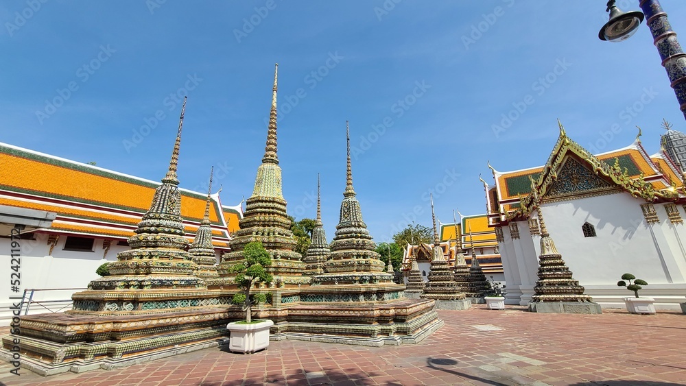 Fototapeta premium タイの寺と仏塔