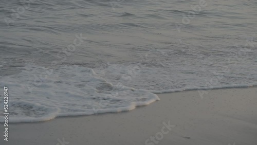 夕方が波際に反射しているエモい瞬間