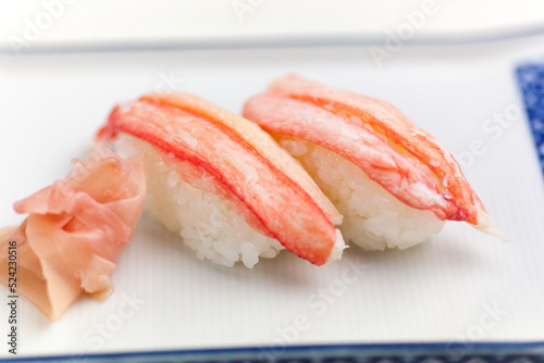 新鮮な蟹の握り寿司、甘みのある本ズワイガニの身とガリを添えた一皿 | Fresh Snow Crab Nigiri Sushi with Pickled Ginger (Gari) on a Plate
