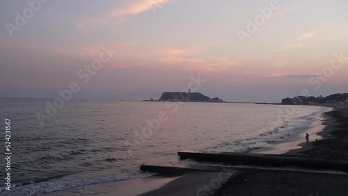 七里ヶ浜から見る夕焼けに染まった江ノ島