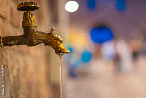 Fontanella rubinetto acqua corrente e potabile di paese photo