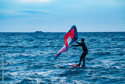 homme pratiquant le wind surf © AlcelVision