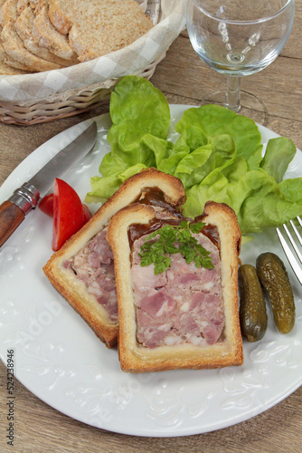 tranches de pâté en croute dans une assiette