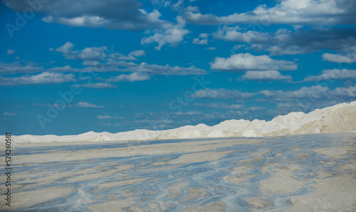 kopalnia białego piasku na tle niebieskiego nieba