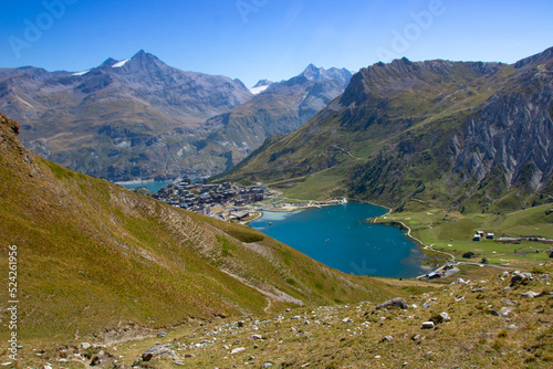 vue sur tignes et son lac en été