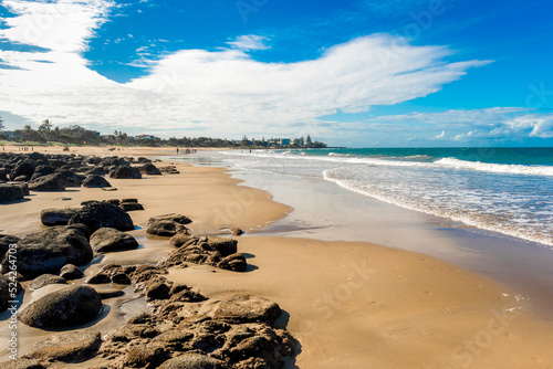 Fototapeta Naklejka Na Ścianę i Meble -  Ocean waves and sandy beach on a sunny day. Nature tropical background. Low tide at Kellys Beach, QLD, Australia