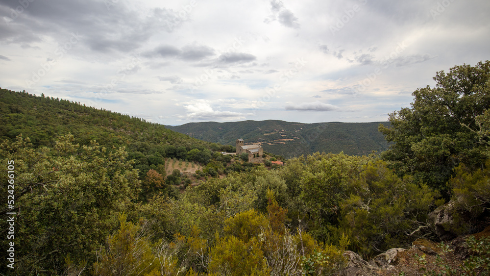 Panorama du prieuré de Serrabonne perdu au milieu de la végétation des montagnes des Aspres