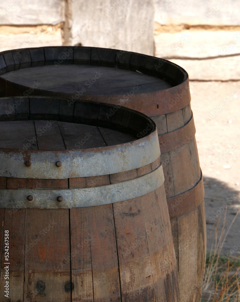 Deux tonneaux destinés au stockage alimentaire ou de boissons, reconstitution historique Deux tonneaux destinés au stockage alimentaire ou de boissons, reconstitution historique