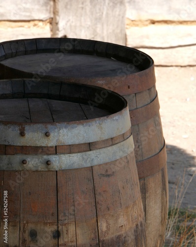 Deux tonneaux destinés au stockage alimentaire ou de boissons, reconstitution historique photo