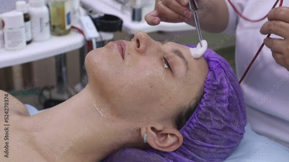Electroplating procedure for face. Using galvanic current in the beauty