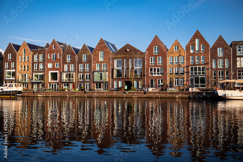 Häuser am Kanal mit Spiegelung in Holland 
