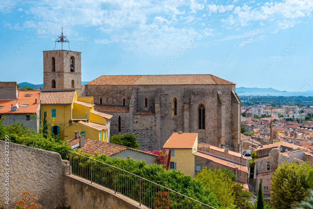 Vue extérieure de la collégiale Saint-Paul, église de style roman du 12ème siècle dominant la vieille ville de Hyères, France, dans le département français du Var, en région Provence-Alpes-Côte-d'Azur