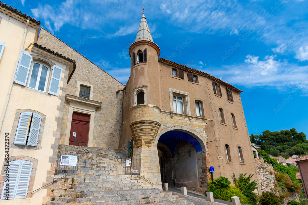 Vue extérieure du bâtiment de la Peñiscola à Hyères, France, avec son porche construit au 16ème siècle en avant de la porte Saint-Paul Vue extérieure du bâtiment de la Peñiscola à Hyères, France, avec son porche construit au 16ème siècle en avant de la porte Saint-Paul