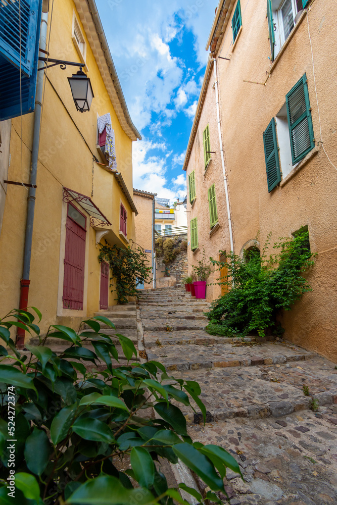 Maisons aux façades colorées dans les rues étroites de la vieille ville de Hyères, France, dans le département français du Var, en région Provence-Alpes-Côte-d'Azur