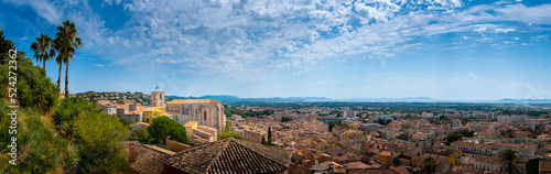 Cuadro en lienzo Vue panoramique de la ville de Hyères, France, avec la collégiale Saint-Paul dom