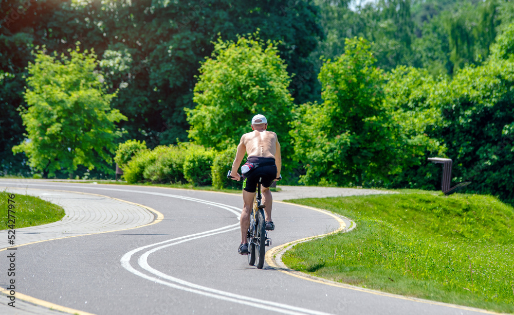 Obraz premium Cyclist ride on the bike path in the city Park 