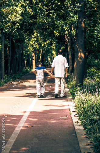 Wallpaper Mural family walking in the park Torontodigital.ca