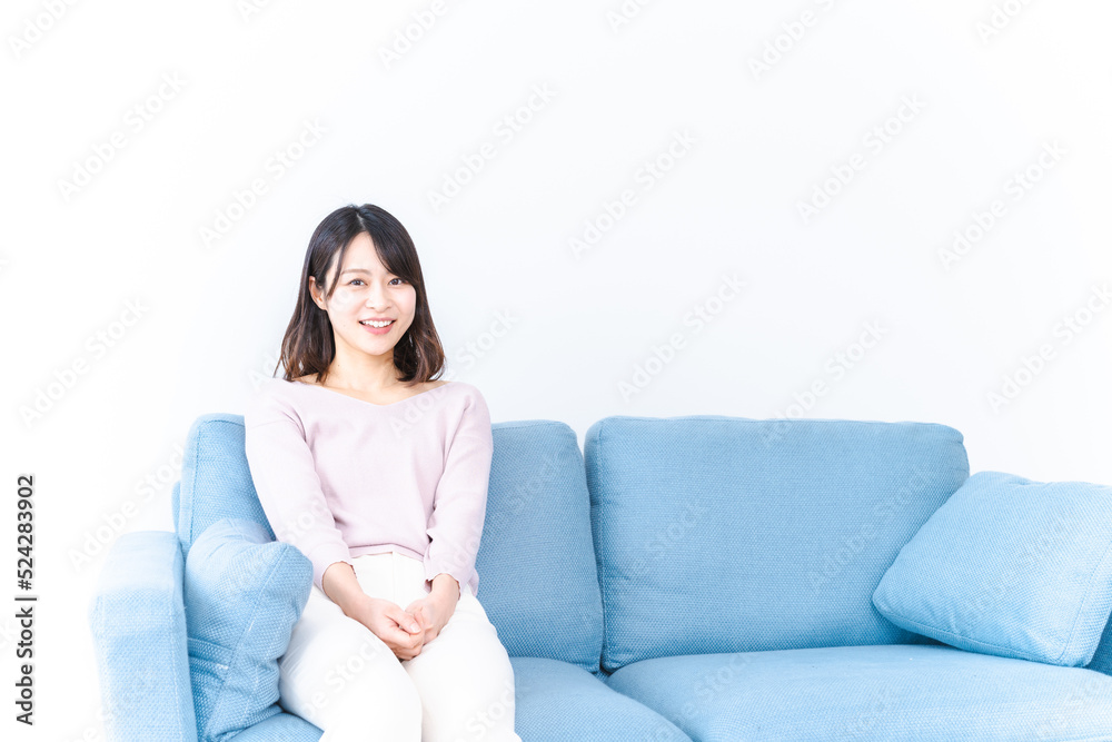 おうちでリラックスをする若い女性 おうちでリラックスをする若い女性