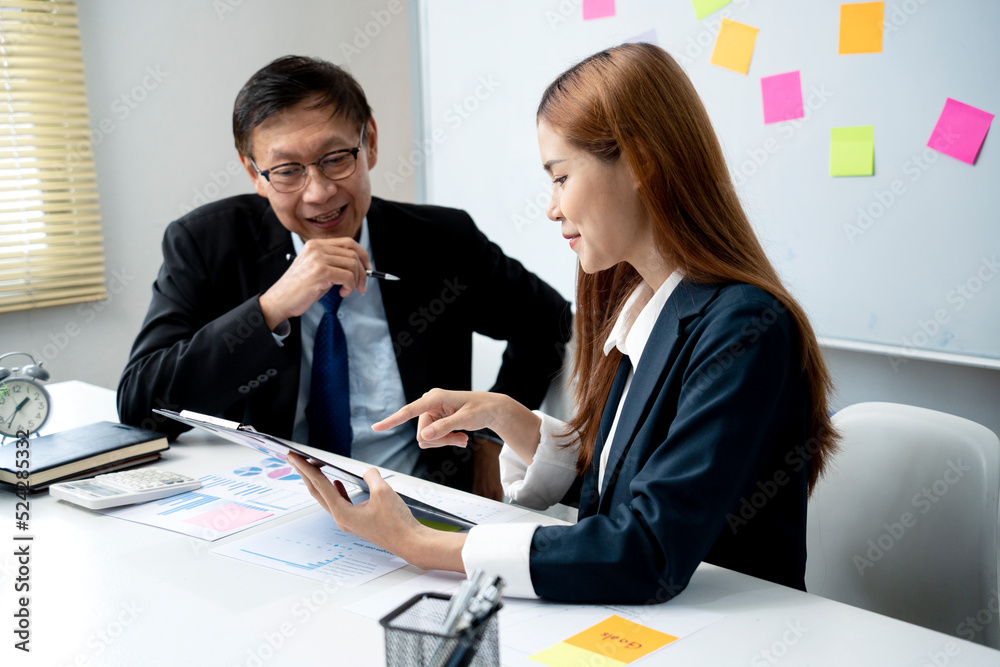Fototapeta premium businesswoman point her finger to notepad to describe in detail