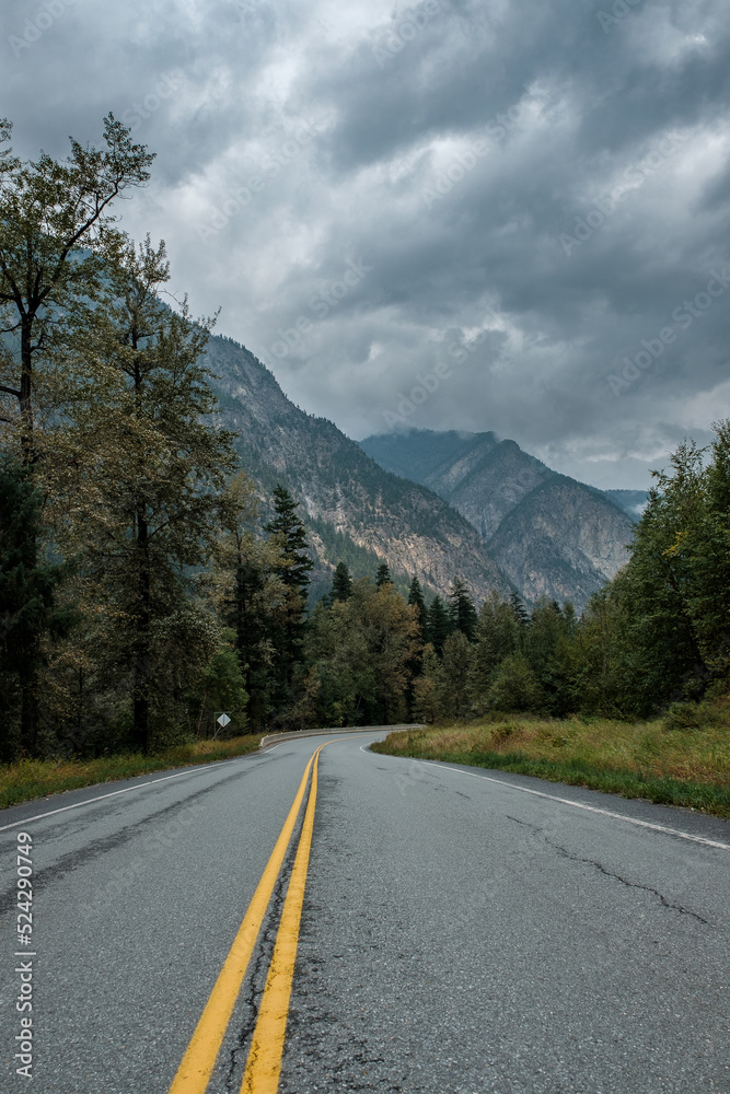 Naklejka premium road to the mountains