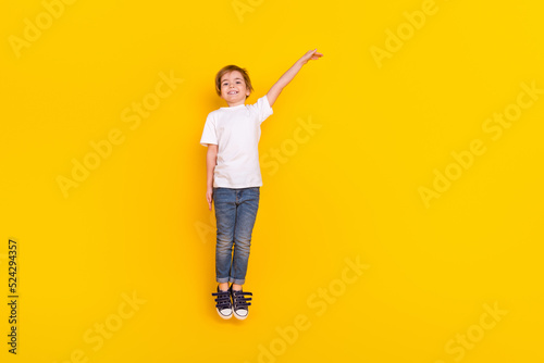 Foto Full length body size view of handsome cheerful funny pre-teen boy jumping measu