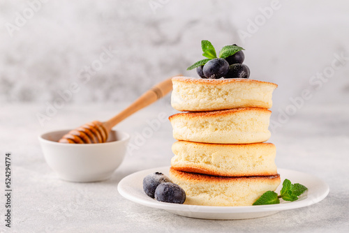 Foto Japanese soft pancakes with berries