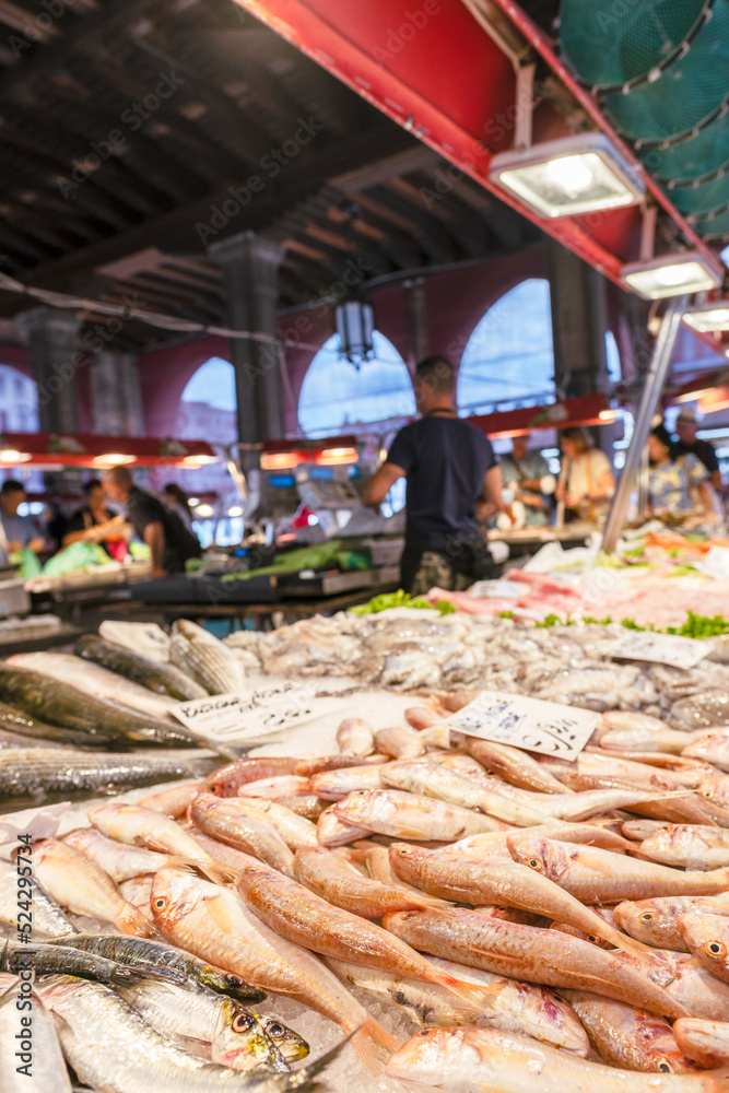 Stand with fresh fish on venetian Rialto market, Venice, Italy  - obrazy, fototapety, plakaty 