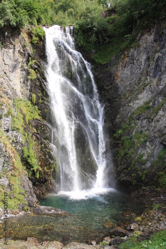 cascada de rio en los montes del pirineo