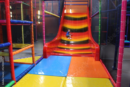 garçon sur un tobogan géant