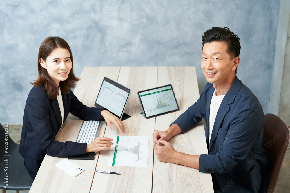 打ち合わせをするビジネスパーソンの男女