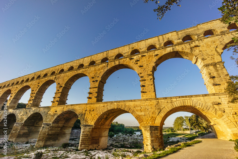 Obraz premium Puente de Gard ,acueducto patrimonio de la humanidad, construido por el Imperio romano, siglo I d.C , Remoulins, departamento de Gard,Francia, Europa