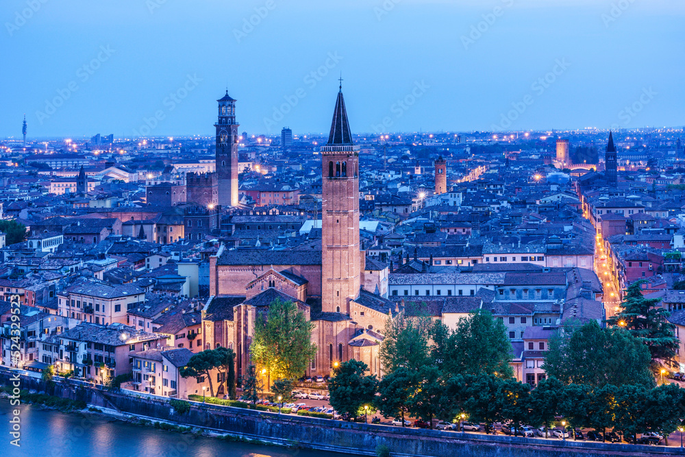 ciudad de Verona desde el Castillo San Pietro, Iglesia de Santa Anastasia, Verona, patrimonio de la humanidad, Veneto,  Italia, Europa