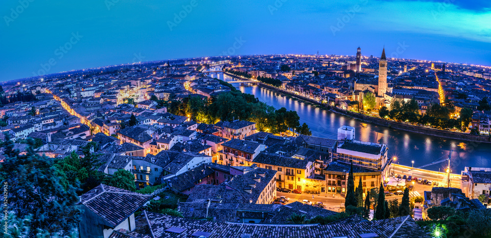 Fototapeta premium ciudad de Verona desde el Castillo San Pietro, Verona, patrimonio de la humanidad, Veneto, Italia, Europa